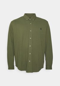 Długą, oliwkową koszulę z długim rękawem, z kołnierzykiem zapinanym na guziki, prostym dołem, guzikami i małym logo na piersi.