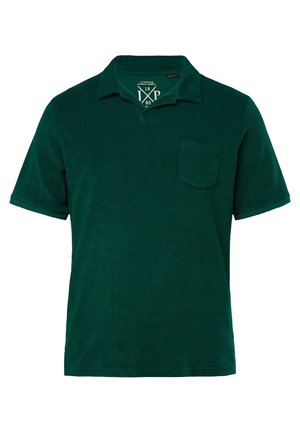 Donkergroene polo met een kraag, korte mouwen en een enkele borstzak met een gestructureerde afwerking, gemaakt van katoen.