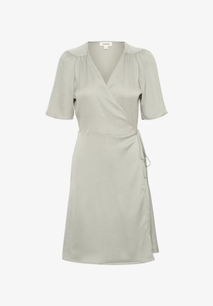 Jasnoszara sukienka kopertowa z dekoltem w kształcie litery V, krótkimi bufkami rękawami i paskiem wiązanym w talii. Gładki materiał z subtelną fakturą.