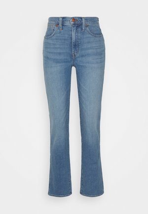 Jeans de ganga azul claro com cintura alta, perna reta e desbotamento subtil. Apresenta rebites em cobre e um clássico design de cinco bolsos.