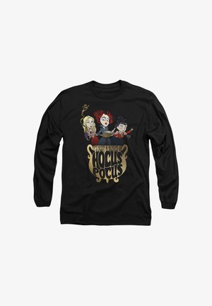 Schwarzes Langarmshirt mit cartoonhaften Hexen in bunten Kleidungen, einem Buch und dem Text "Es ist nur ein Haufen Hokus Pokus" in Gold.