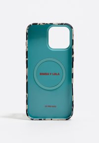 Funda para iPhone 16 Pro Max; interior en verde azulado con bordes de estampado animal en negro y crema; cuenta con componente circular MagSafe con marca.