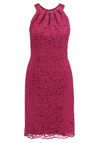 Robe en dentelle magenta sans manches, longueur genou, avec motif floral et col halter plissé avec découpe goutte.