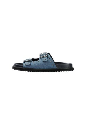 Denim instapsandalen met twee verstelbare zilveren gespen, zwarte rubberen zool en geprofileerde voetbed. Voorzien van gestikte details en perforaties.