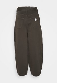 Tmavě zelené oversized kalhoty vyrobené z bavlny, s vysokým pasem, pěti kapsami a jemnými detaily prošívání. Zobrazený zadní pohled.