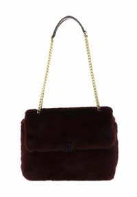 Bordeauxrode handtas van imitatiebont met een overslagklep, gouden kettingriem en een geperst logo aan de voorkant. Zachte textuur en rechthoekige vorm.