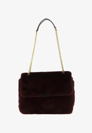 Bolso de mano de piel sintética burdeos con solapa superior, cadena dorada como correa y logo en relieve en el frente. Textura suave y forma rectangular.