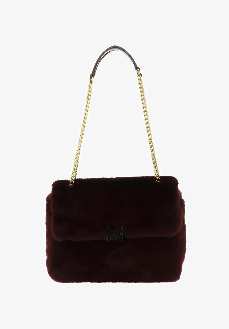 Bordeauxrode handtas van imitatiebont met een overslagklep, gouden kettingriem en een geperst logo aan de voorkant. Zachte textuur en rechthoekige vorm.