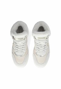 Sneakers alto in pelle bianca con rivestimento in pelliccia, dettagli in argento e pannelli testurizzati. Presentano un design tradizionale con lacci e un colletto imbottito.