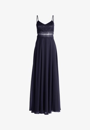 Abito da sera blu navy in chiffon, con dettagli in pizzo e un corpetto aderente con spalline sottili, che scende in una gonna di lunghezza totale.