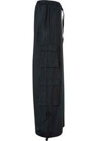 Pantalon cargo noir avec ceinture élastique, deux poches à rabat sur la jambe et cordon ajustable à l’ourlet.