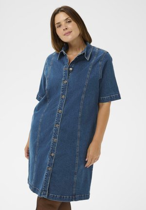 Abito in denim con maniche corte, chiusura frontale con bottoni e colletto classico. Presenta cuciture doppie e una vestibilità ampia.