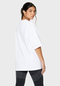SQUATPROOF SDB PUMP COVER OVERSIZE - T-shirts print - white