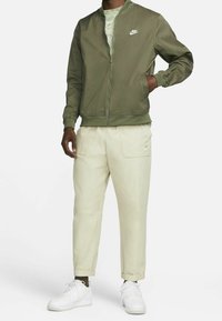 Nike Sportswear Bomber bunda - olive