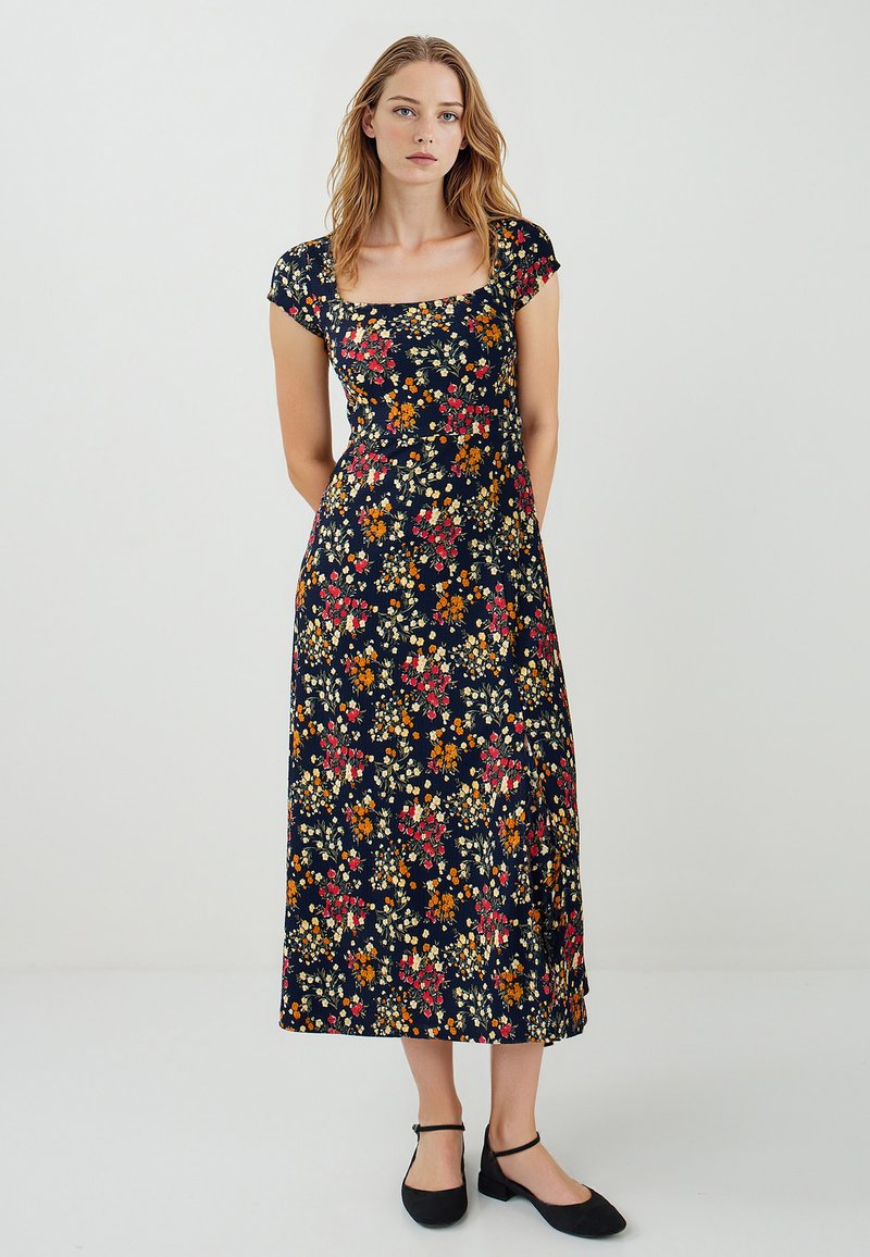 Blumenkleid in Maxi-Länge mit quadratischem Ausschnitt, kurzen Ärmelchen, dunkelblauem Hintergrund und lebhaften, mehrfarbigen Blumenmustern. Leichtes Material.