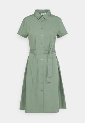 Vestito camicia con bottoni in verde tenue, maniche corte, colletto, vita arricciata con cintura abbinata e gonna fino al ginocchio. Tessuto di cotone liscio.