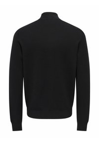 Maglione nero, collo alto, maniche lunghe, polsini e orlo a coste. Tessuto liscio con silhouette aderente. Nessun motivo o elemento decorativo aggiuntivo.