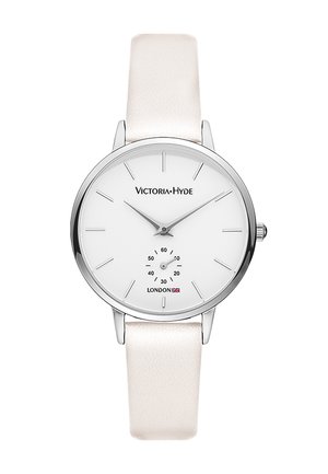 Minimalistisk hvid urskivearmbåndsur med sølvmarkører, "Victoria Hyde London" branding, lille sekundviser og hvid læderrem.