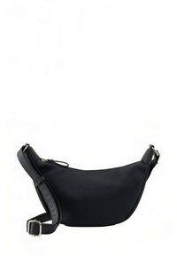 Schwarze, gerippte Nylon-Schultertasche mit Reißverschluss, verstellbarem Riemen und silbernen Metallakzenten. Glatte Textur und geschwungene Form.