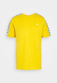 Camiseta de algodón amarilla de manga corta, con detalles en azul claro y logotipos negros a lo largo de los hombros. Diseño de cuello redondo estándar.