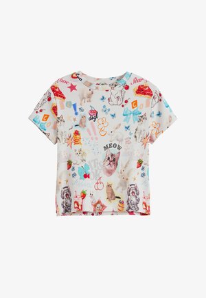 Kortærmet, hvid bomulds T-shirt med en række farverige illustrationer af katte og mad, stjerner og legende tekstmønstre.