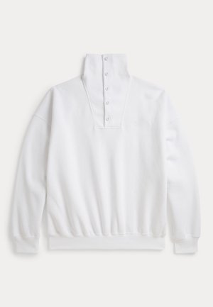 Hvid langærmet pullover med høj krave med fem knapper og ribstrikkede manchetter og kant, vist fladt på en hvid baggrund.
