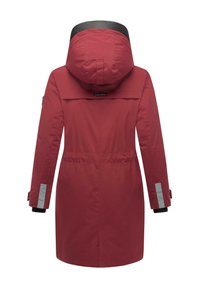 Geacă parka impermeabilă roșie, cu glugă neagră, mansete ajustabile și accente reflectorizante. Dispune de o talie strânsă și ventilație pe spate.