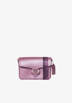 Sac à bandoulière en cuir lilas avec fermeture à rabat, boucle ovale en métal avec logo et large bandoulière avec le texte « MARC ELLIS ».