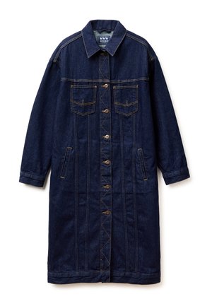 Lungo cappotto di jeans blu scuro con chiusura a bottoni, due tasche sul petto, tasche laterali per le mani e colletto, posato in piano su uno sfondo bianco.