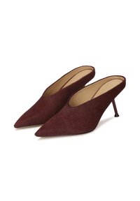 Burgundské semišové muly s špičatou špičkou, otevřenou zadní částí a štíhlým stiletto podpatkem. Hladká textura a minimální designové detaily.