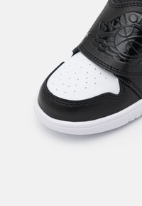 Jordan SKY JORDAN 1 - Tenisice - black/tropical twist/white