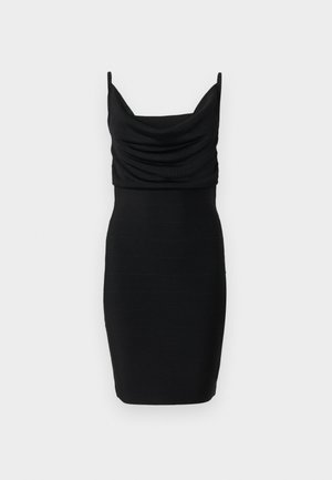 Robe fourreau noire sans manches, longueur aux genoux, avec un décolleté drapé froncé et une silhouette ajustée, sur un fond uni.