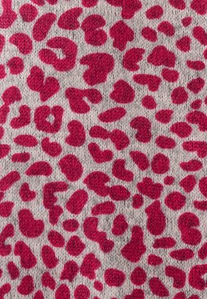 Luipaardprintstof met roze vlekken op een lichtgrijze achtergrond. Getextureerde tricot met een zachte, warme uitstraling.