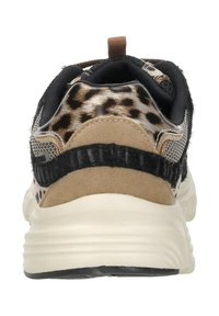 Sneaker met een getextureerde luipaardprint bovenkant, zwarte mesh en beige suède accenten. Crèmekleurige zool met een geribbelde patroon. Bruine hieltab.