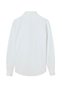 Camisa blanca de manga larga con cuello clásico, puños abotonados y una textura suave. La vista trasera muestra un dobladillo curvado y un detalle mínimo.