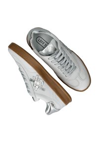 Witte leren sneakers met zilveren accenten, gestructureerde veters, rubberen zool en geometrisch patroon op de zijkant. Voorzien van een gevoerde tong en hiel.