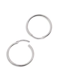 Silvriga ringörhängen, stora cirkelformar, slät yta, öppen design, med en liten gångjärn för enkel användning.