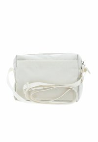 Weiß strukturierte Tasche mit Reißverschluss, verstellbarem Riemen und flachem Design. Verfügt über eine einzelne Fronttasche für zusätzlichen Stauraum.