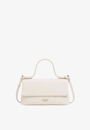 Piccola borsa rettangolare color crema con manico superiore arrotondato, tracolla removibile e logo dorato "Twinset Milano" sulla patta frontale.