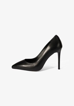 Zwarte leren high heel pump met een puntige neus, een gladde textuur en een strak, minimalistisch ontwerp. De stiletto-hak voegt hoogte toe.