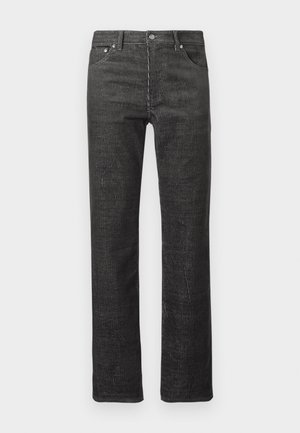 Zwarte corduroy spijkerbroek met rechte pijpen, voor- en achterzakken, riemlussen en knoopsluiting op een witte achtergrond.