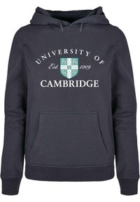 Mørk navy hoodie med teksten "University of Cambridge" over et grønt og hvidt våbenskjolddesign. Inkluderer en frontlomme og snoretræk i hætten.