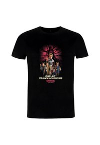 Schwarzes T-Shirt mit kurzen Ärmeln, das einen farbenfrohen Aufdruck von Figuren aus "Stranger Things" zeigt und darunter den Text "One Last Strange Adventure".