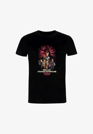 Sort kortærmet t-shirt med farverigt tryk af karakterer fra "Stranger Things" og teksten "One Last Strange Adventure" nedenunder.
