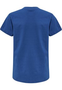 Blå bomullströja med korta ärmar och rund halsringning. Tyget är glatt med en enhetlig färg och inga synliga mönster eller detaljer.