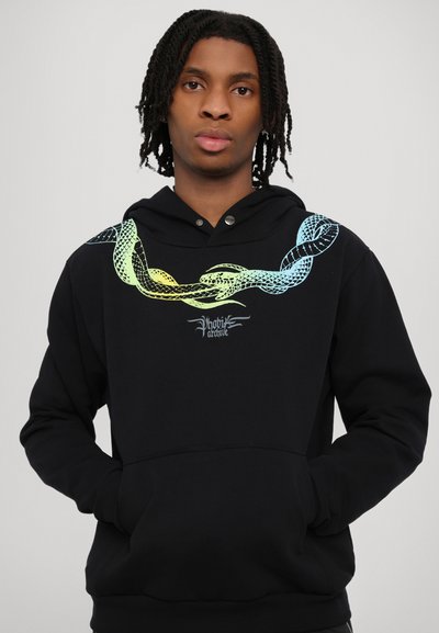 Felpa nera con un design di un serpente colorato sul petto e una tasca a marsupio frontale. Presenta un cappuccio con cordino e polsini a coste.