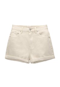 Shorts en denim beige clair avec des revers, poches avant et fermeture à bouton. Présente un tissu texturé et des détails de couture subtils.