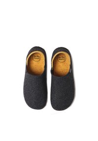 Sive cipele od pliša s okruglim vrhom, jednostavnim dizajnom na slip-on, podstavljenom uloškom i smeškim unutrašnjim delom. Minimalistički stil bez vidljivih hardverskih detalja ili uzoraka.
