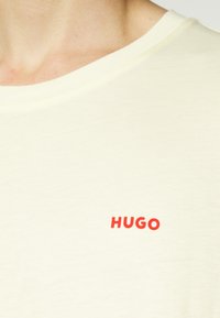 HUGO DERO - T-shirt básica - light/pastel yellow