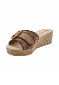 Sandales à talon compensé brunes avec des brides en textile tressé et un accent circulaire, semelle intérieure douce et semelle en caoutchouc texturé.